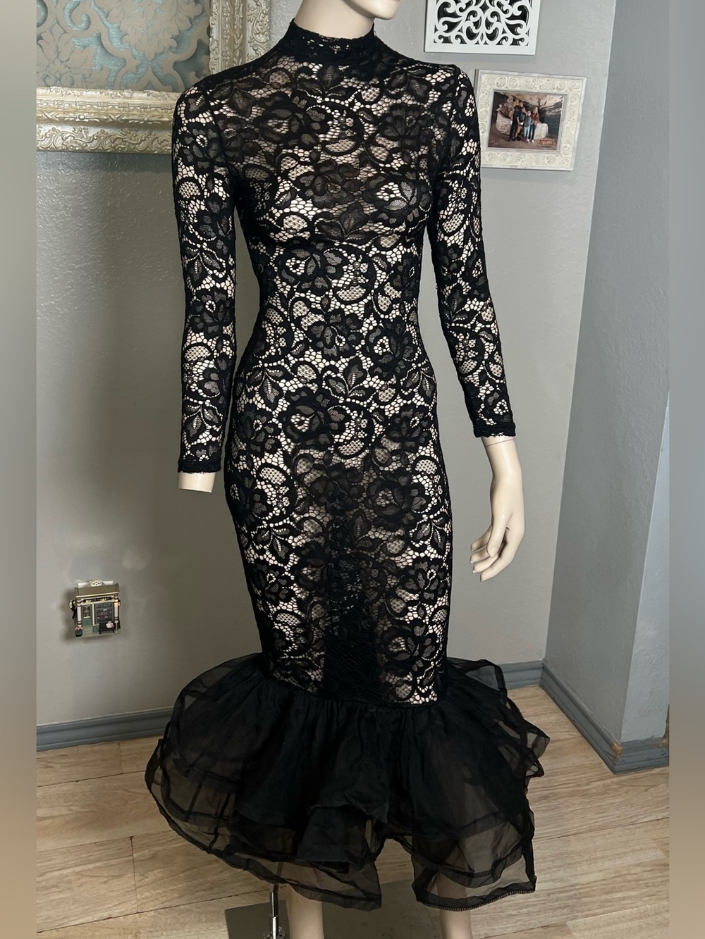 Black Lace Long-Sleeve Mermaid Dress - Picture 2 of 13